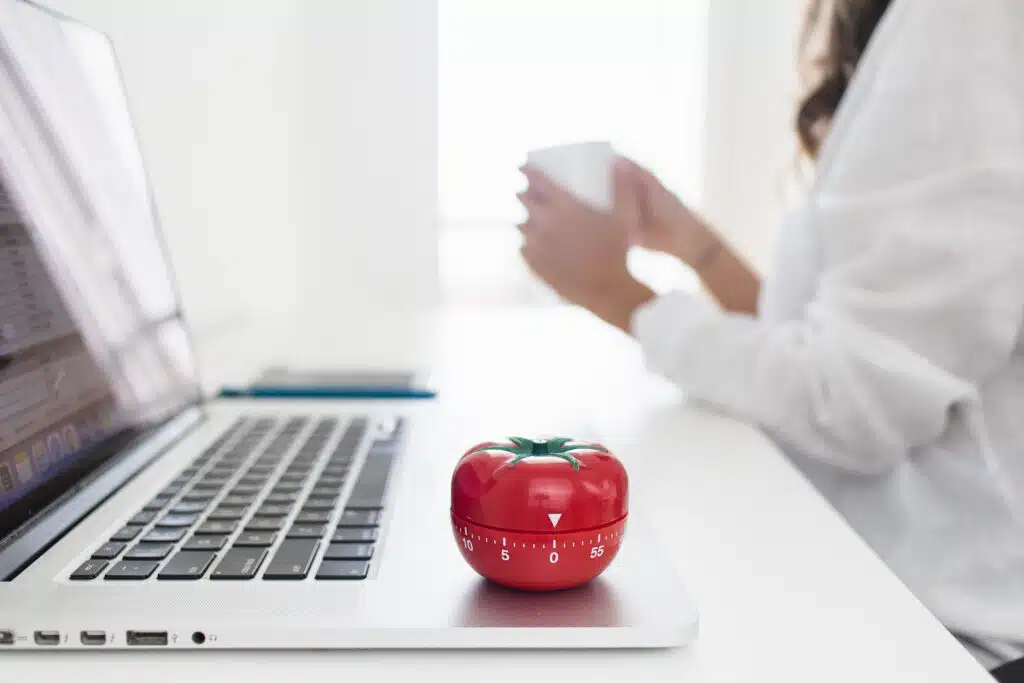 business woman using pomodoro clock for time management